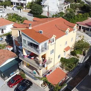 https://apartments-mara-seget-vranjica.hotels-in-trogir.com